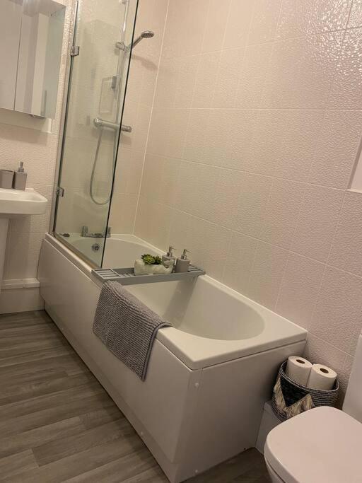 Luxury Riverfront Apartment 뉴포트 외부 사진