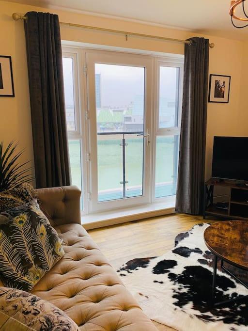 Luxury Riverfront Apartment 뉴포트 외부 사진