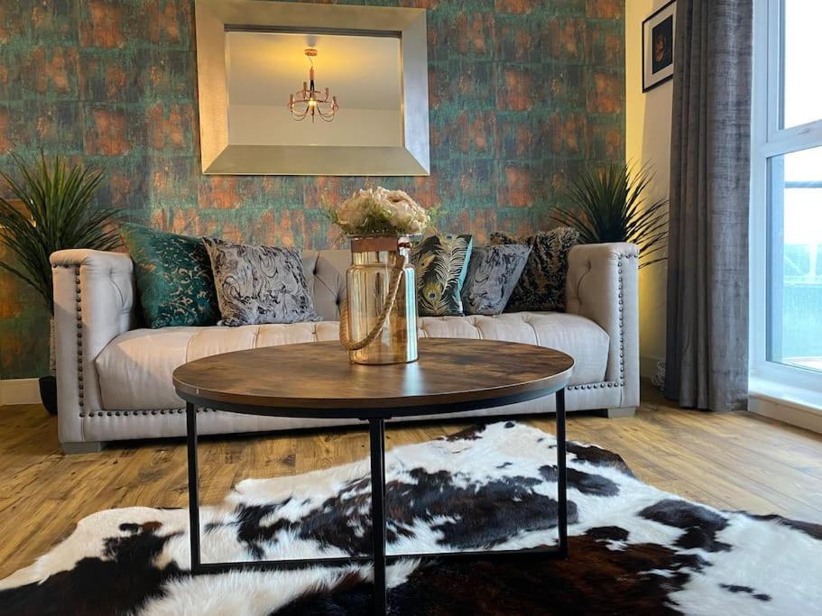 Luxury Riverfront Apartment 뉴포트 외부 사진