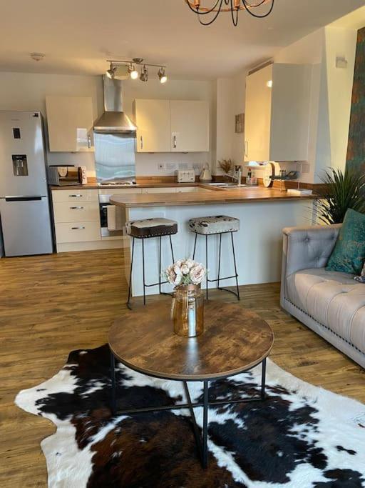 Luxury Riverfront Apartment 뉴포트 외부 사진