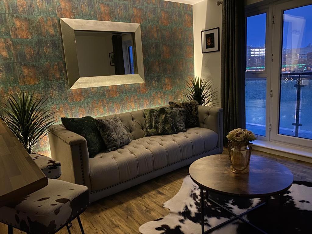 Luxury Riverfront Apartment 뉴포트 외부 사진
