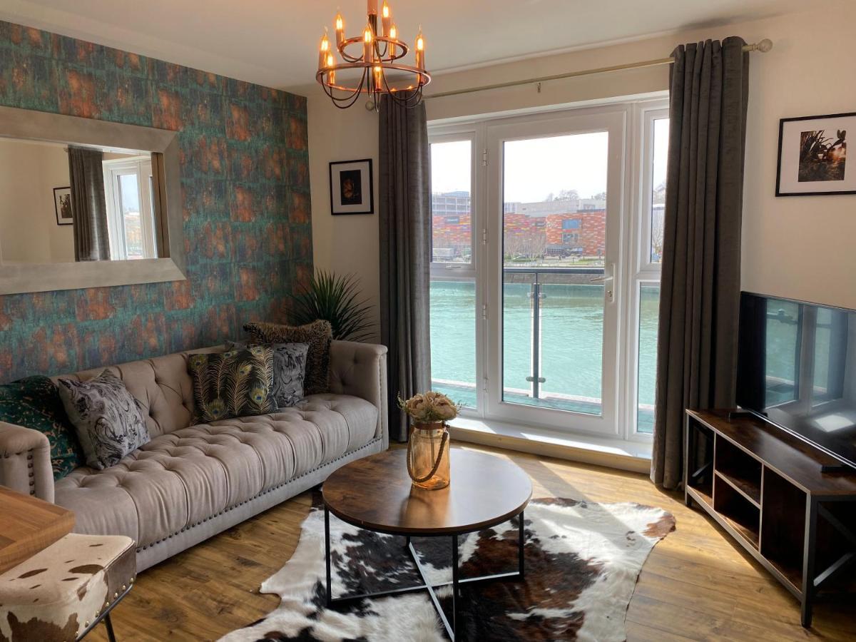 Luxury Riverfront Apartment 뉴포트 외부 사진