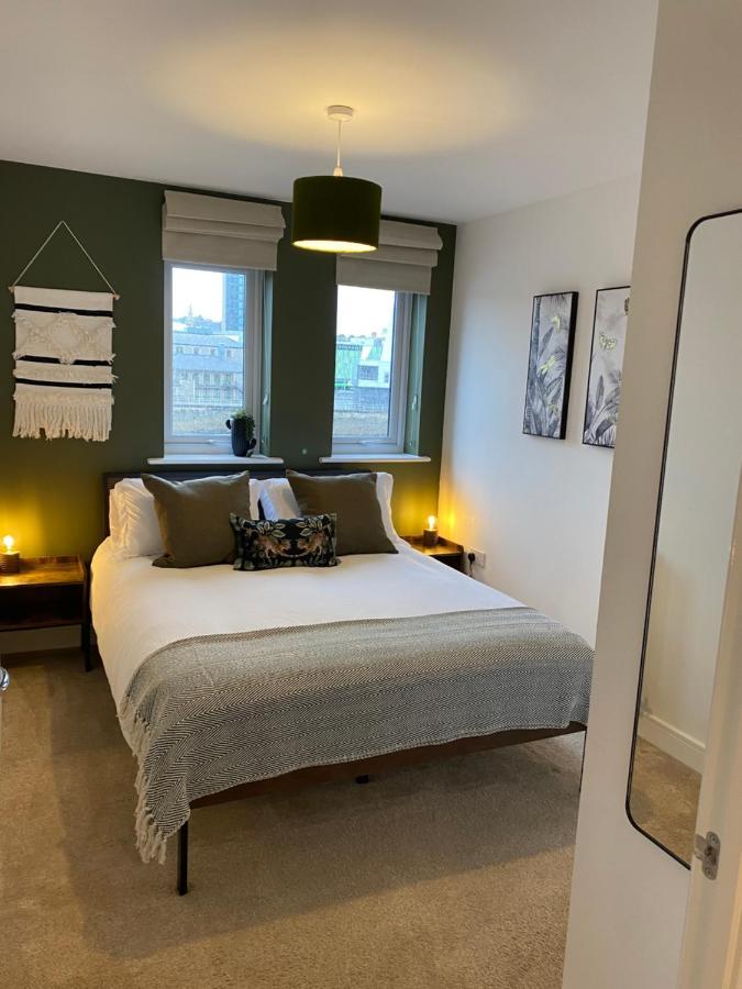 Luxury Riverfront Apartment 뉴포트 외부 사진