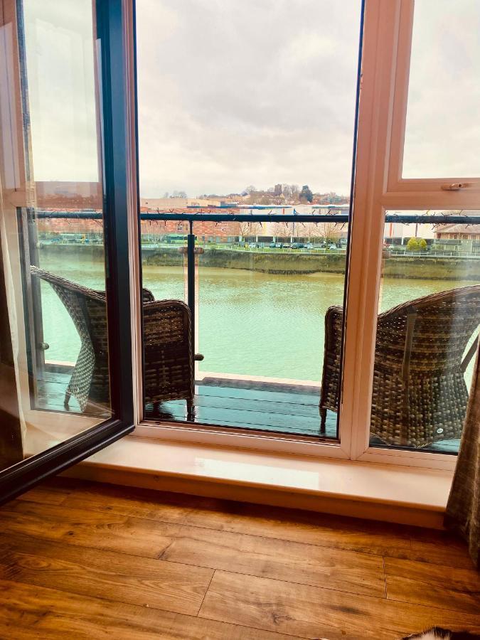 Luxury Riverfront Apartment 뉴포트 외부 사진